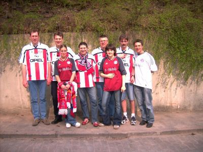 Gruppenfoto der Maanzer Bullen nach dem Spiel gegen Hannover 96